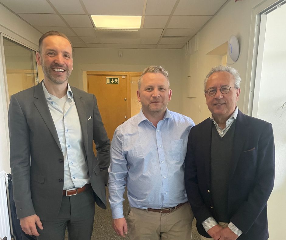 Bild av Landskronahems VD Mikael Forsberg och styrelseordförande Kenneth Håkansson, symboliserar ledningsteamet bakom företagets strategier och framgång.
